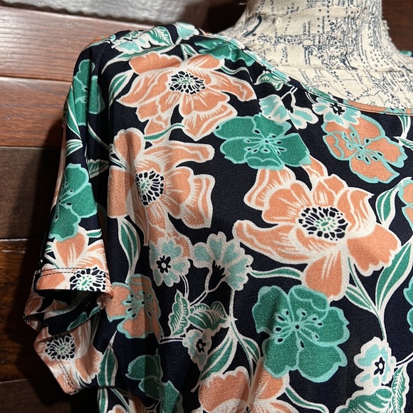 Jaclyn Smith Stretchy Scoop Neck Short Sleeve Metallic Floral Blouse Size XL - Picture 6 of 11